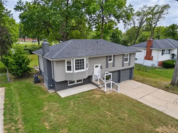7701 E 90th TER, Kansas City, MO 64138