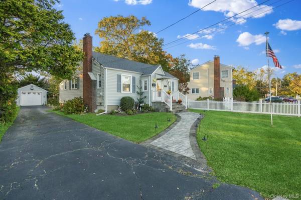 82 Pardee AVE, Islip, NY 11751