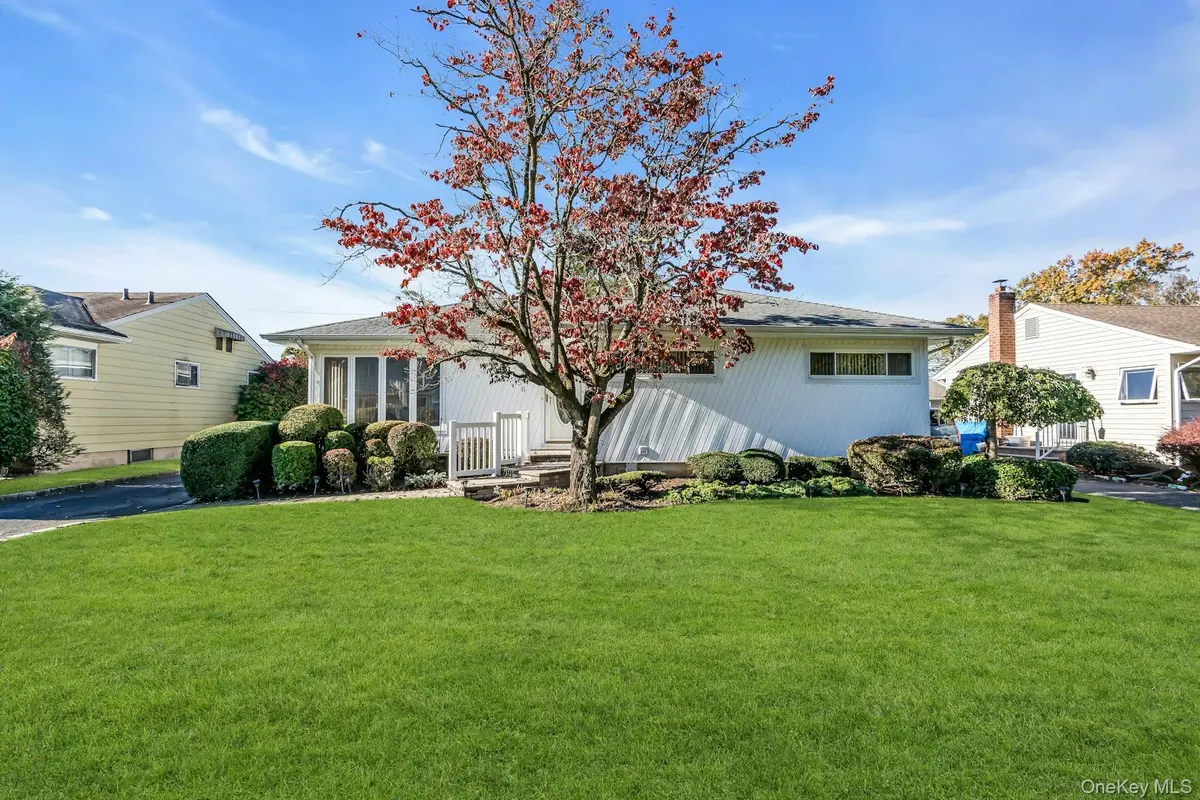 456 Glenwood LN, East Meadow, NY 11554