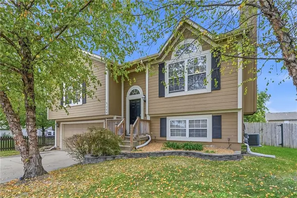 720 Shiloh DR, Raymore, MO 64083