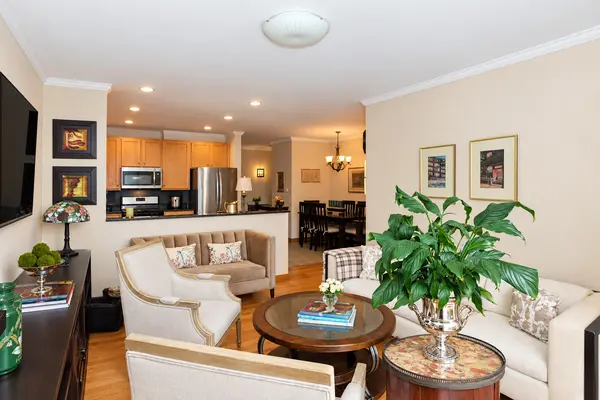 5533 W Higgins AVE #304, Chicago, IL 60630