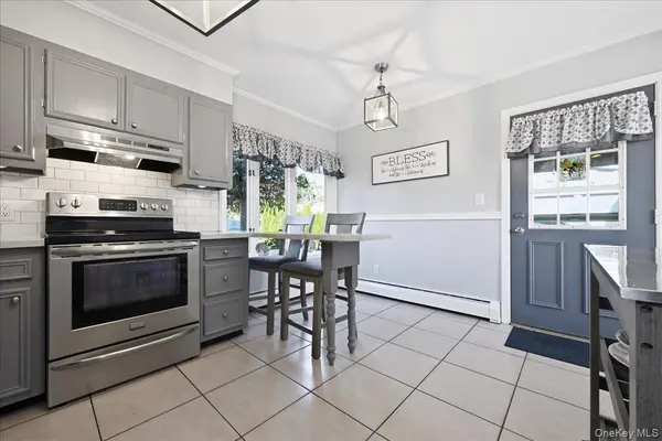5 Thistle LN, Wantagh, NY 11793