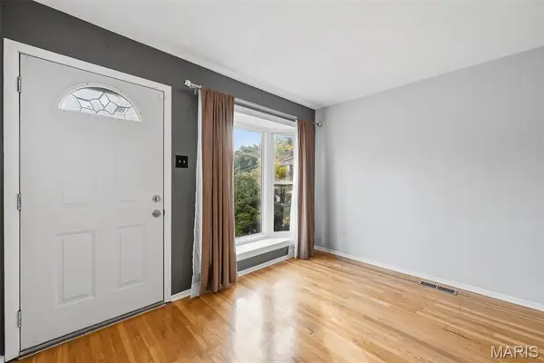 9937 Brook AVE, St Louis, MO 63125