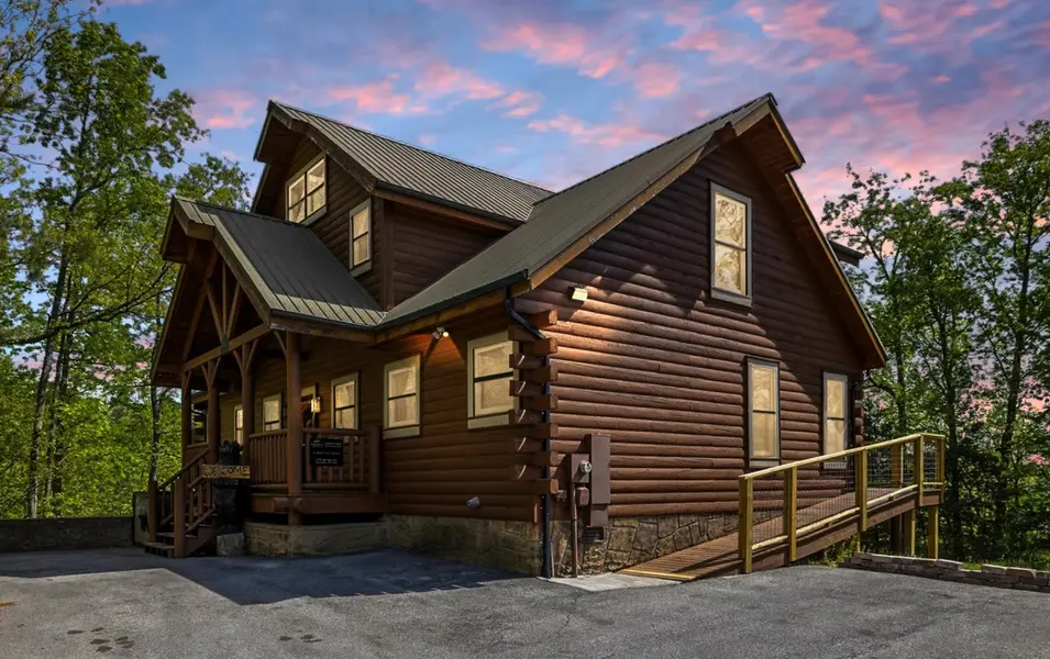 2733 Cats Paw Ln, Sevierville, TN 37862