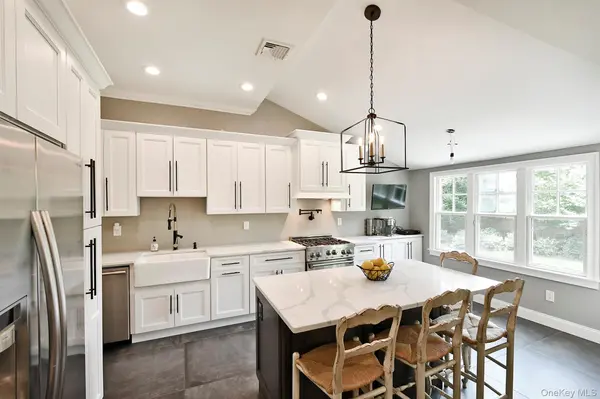 19 Clinton LN, Jericho, NY 11753