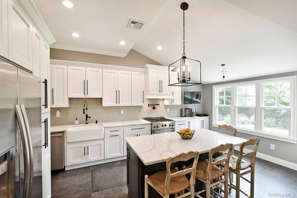 19 Clinton LN, Jericho, NY 11753