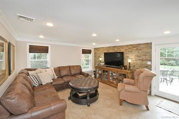 19 Clinton LN, Jericho, NY 11753