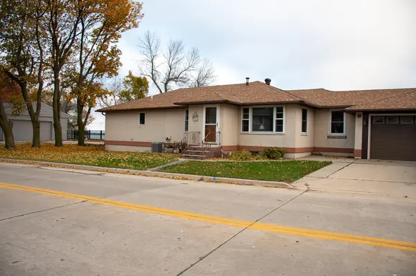 913 W Lake AVE, Worthington, MN 56187