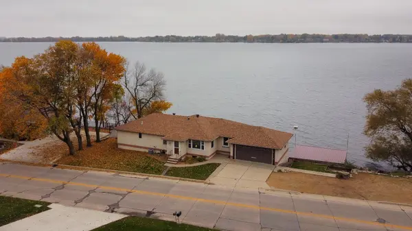 913 W Lake AVE, Worthington, MN 56187