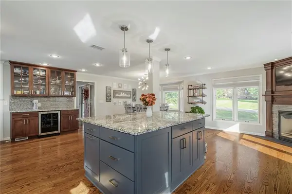 9260 Oakcrest DR, Lenexa, KS 66227