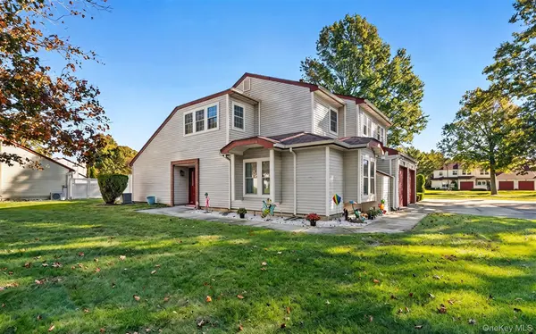 19 Hancock CT, Coram, NY 11727