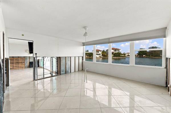 1365 SNELL ISLE BLVD NE #1A, St Petersburg, FL 33704