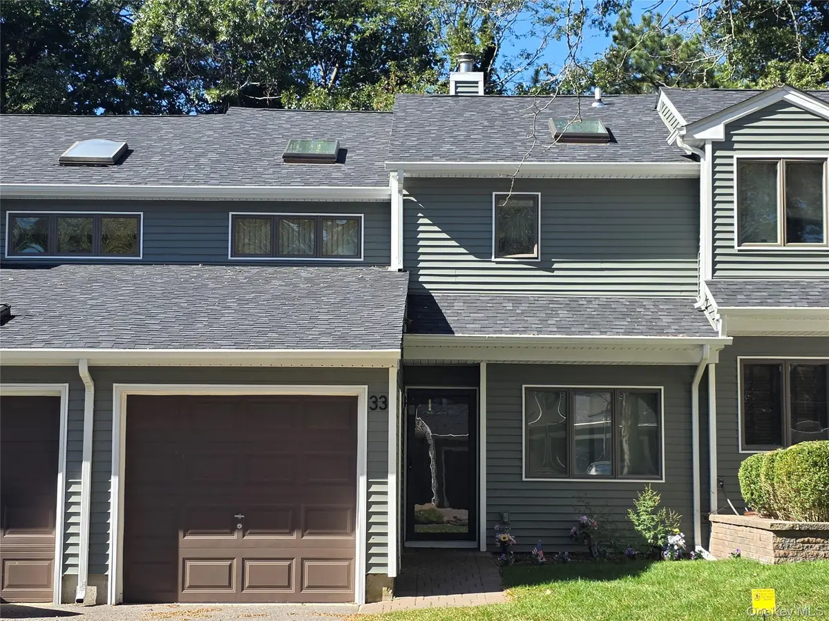 33 Jeremy CIR, Nesconset, NY 11767