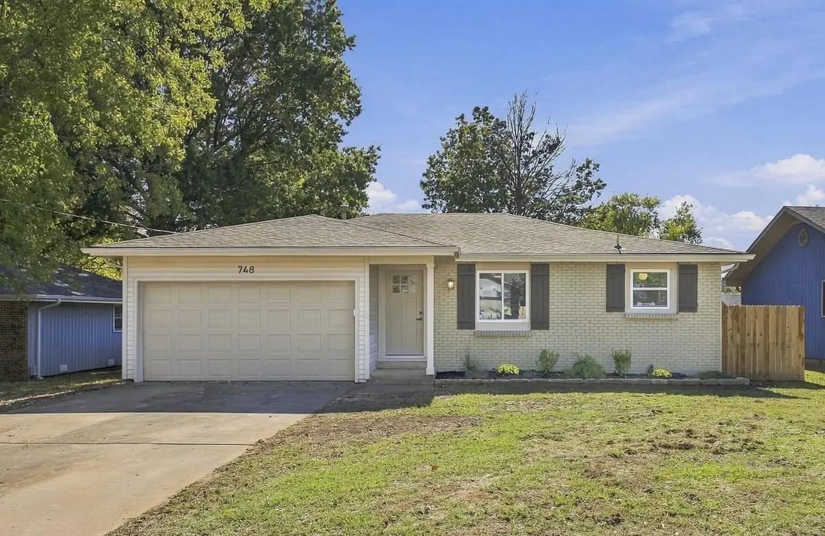 748 W Crestview ST, Springfield, MO 65807