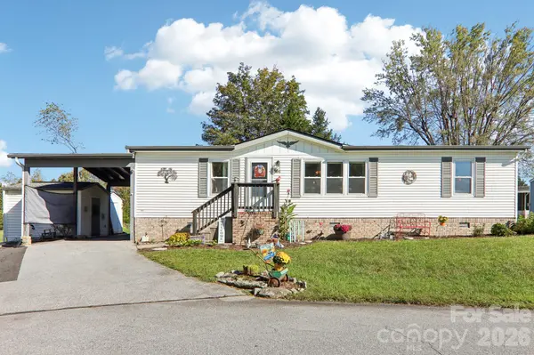 304 Meadowbrook CT, Hendersonville, NC 28792
