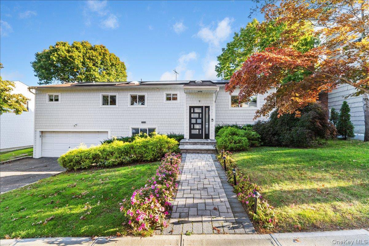 9 Carriage RD, Great Neck, NY 11024