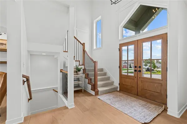 5695 Thousand Oaks DR, Parkville, MO 64152