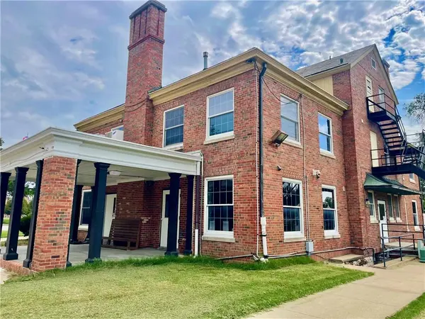 West Cottage, 8150 Wornall RD, Kansas City, MO 64114