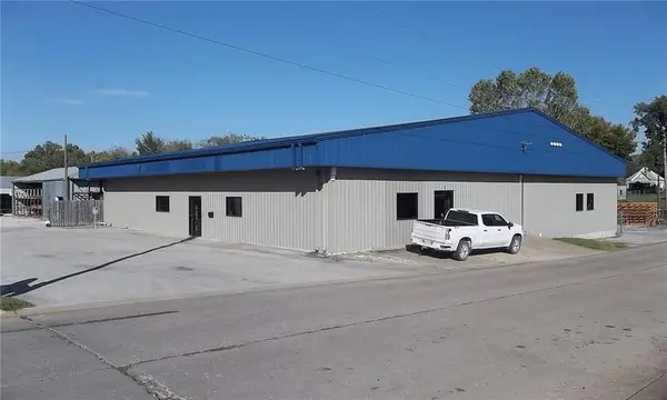 6 E Ash ST, Chanute, KS 66720
