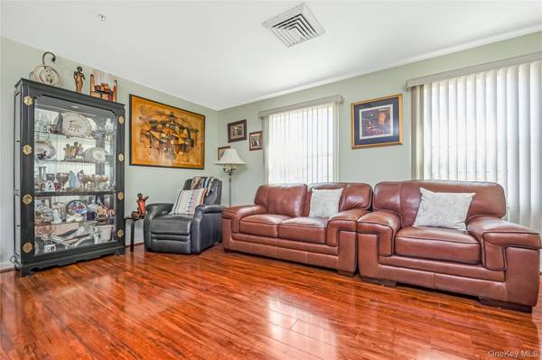 724 Willow LN, Valley Stream, NY 11580