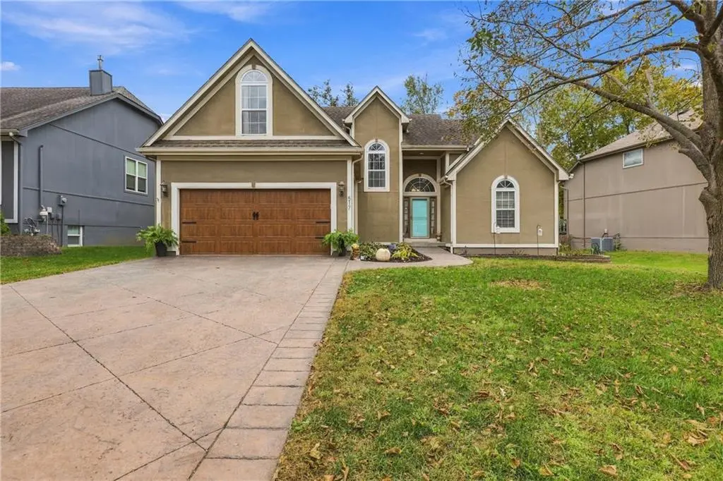 517 Garnet LN, Lee's Summit, MO 64064