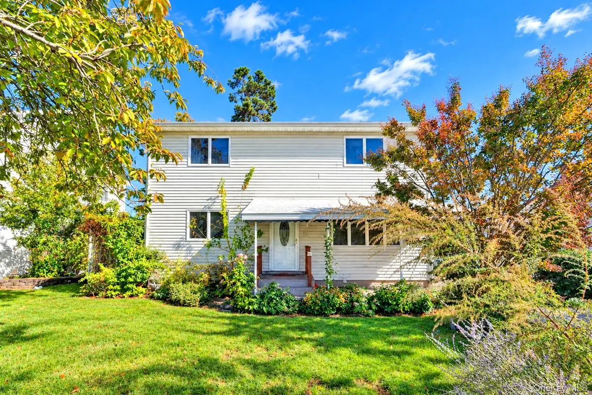 33 lakewood AVE, Ronkonkoma, NY 11779