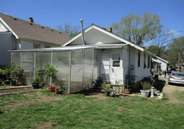 1827 E 82nd TER, Kansas City, MO 64132