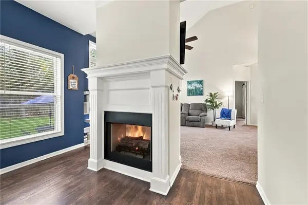 517 Garnet LN, Lee's Summit, MO 64064