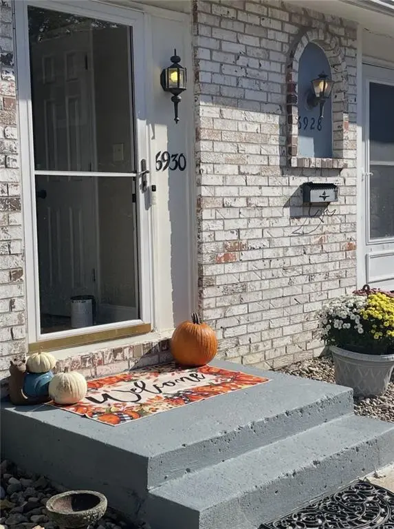 6930 Chapel Woods LN, Kansas City, MO 64152