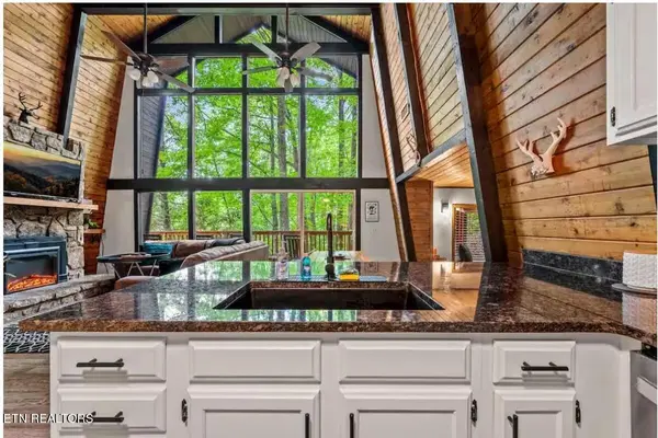 1424 Zurich Rd, Gatlinburg, TN 37738