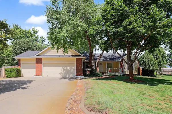 8 E 2nd St Cir,  Valley Center,  KS 67147