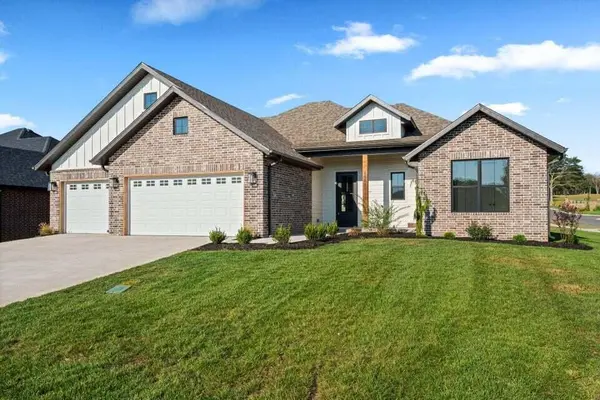 1646 S Pinecone Path, Springfield, MO 65809