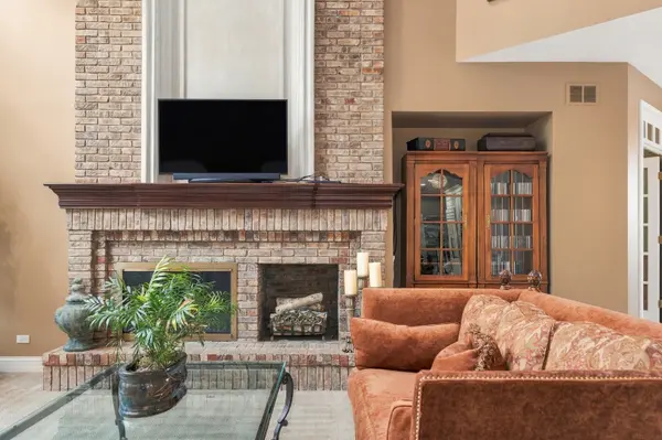 36W540 Hunters Gate RD, St. Charles, IL 60175