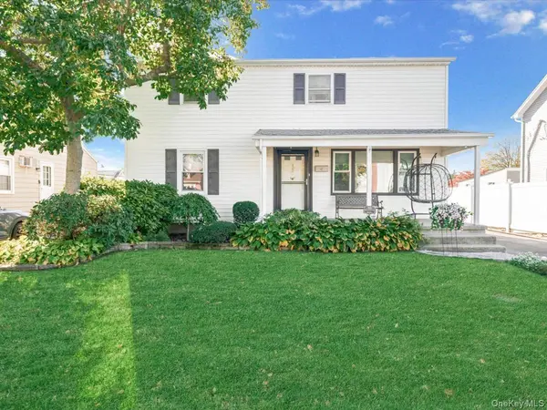 17 Arnold ST, Hicksville, NY 11801