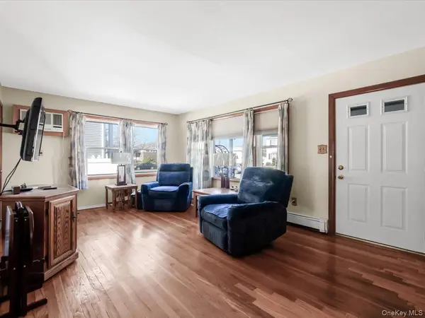17 Arnold ST, Hicksville, NY 11801