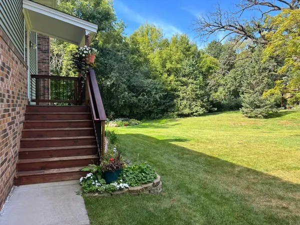 18385 Creeks Bend DR, Minnetonka, MN 55345