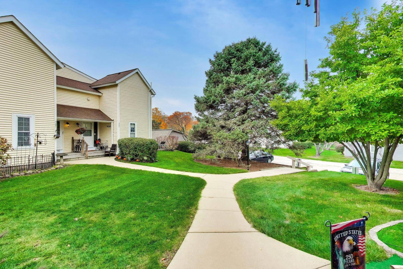 911 Campbell DR, Gurnee, IL 60031