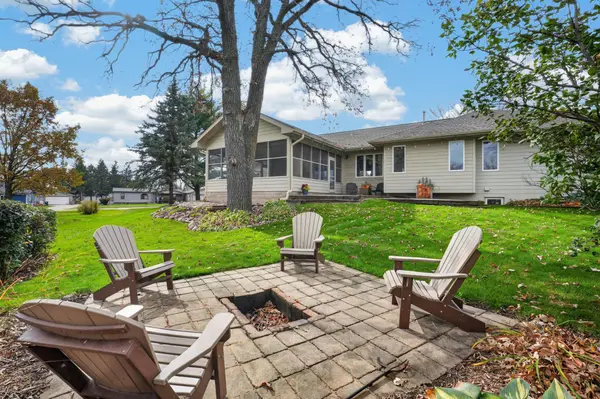 101 Anglewood DR, Kenyon, MN 55946