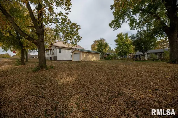 300 N ADAMS ST, Manito, IL 61546