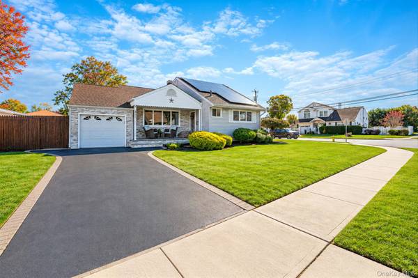 33 Gaulton DR, North Babylon, NY 11703