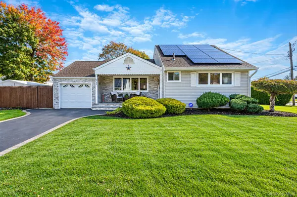 33 Gaulton DR, North Babylon, NY 11703