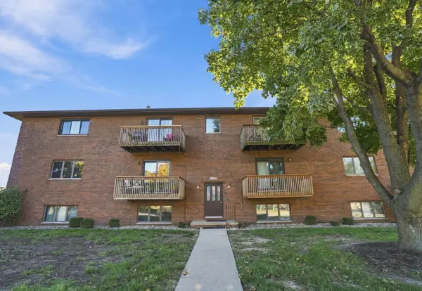 4195 FAIRVIEW DR #8, Bettendorf, IA 52722