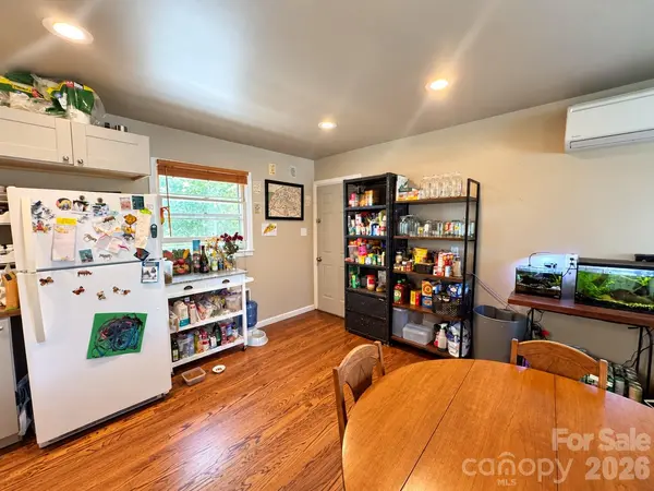 25 Worley PL, Asheville, NC 28806