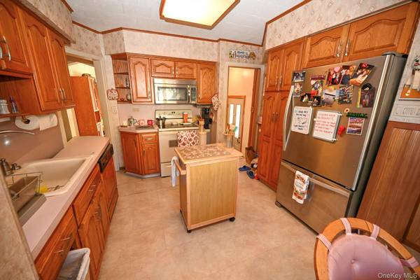 233 Cleveland ST, Franklin Square, NY 11010