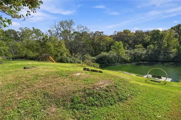 4952 Sioux CT, Mclouth, KS 66054