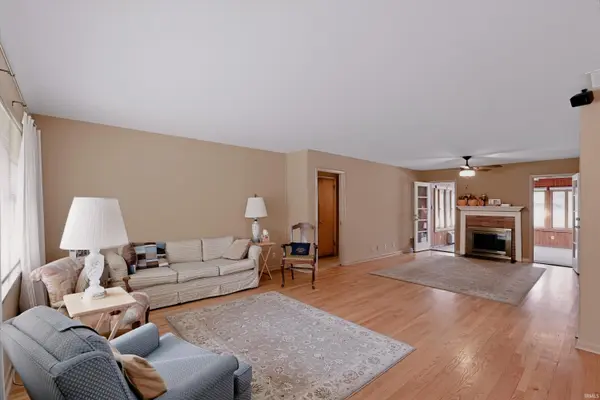 6924 Munsee LN, Indianapolis, IN 46260-4089
