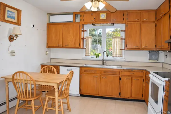 131 Irish LN, East Islip, NY 11730