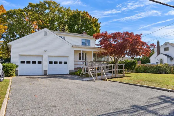 131 Irish LN, East Islip, NY 11730