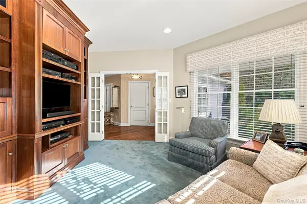 81 Club Pointe DR, White Plains, NY 10605