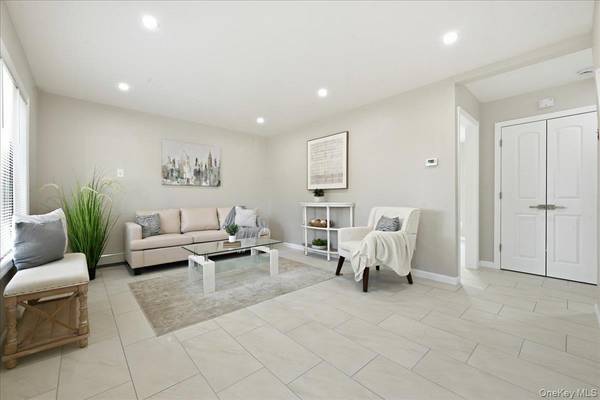4 Clover LN, Westbury, NY 11590